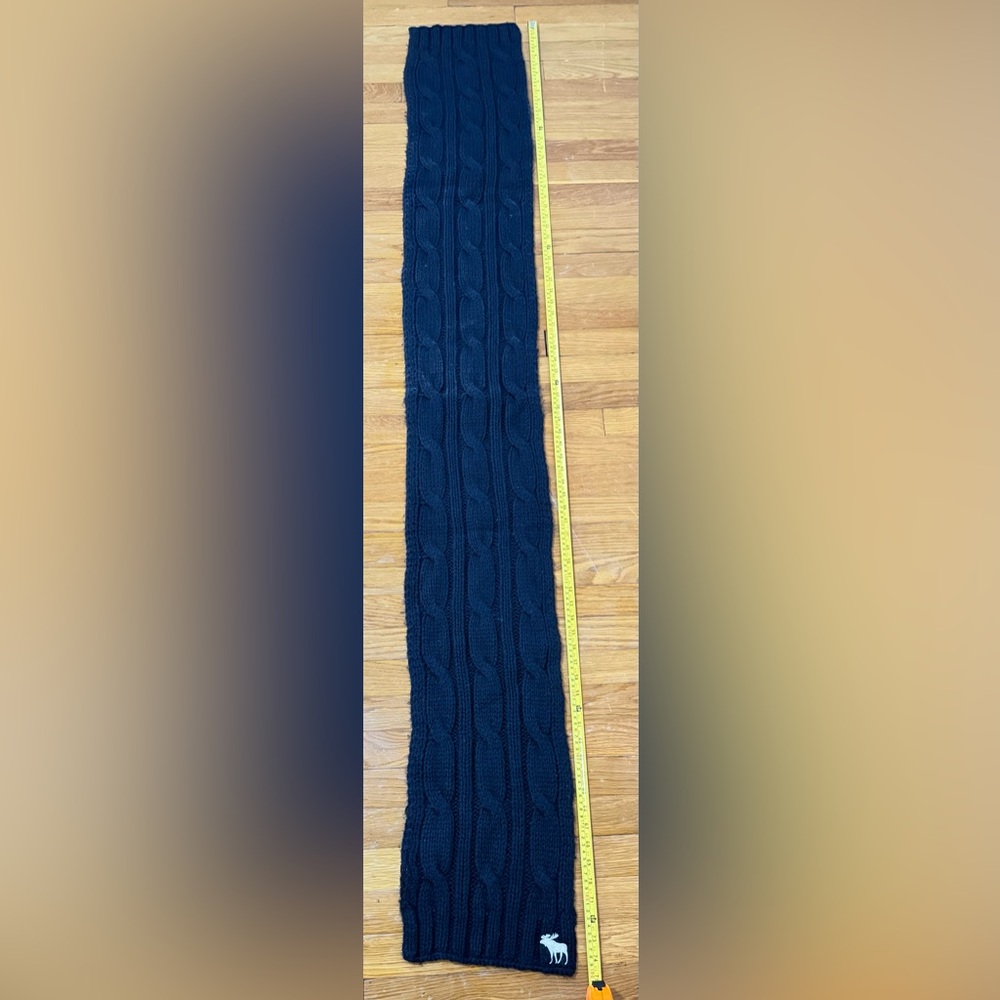 Abercrombie & Fitch Chunky Cable Knit Scarf with Moose Logo, Unisex - Picture 5 of 17